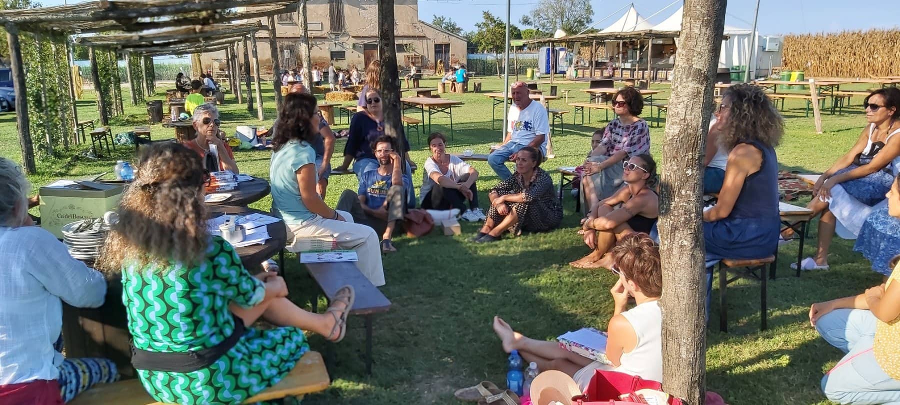 Un cerchio di adulti seduti durante un incontro formativo
