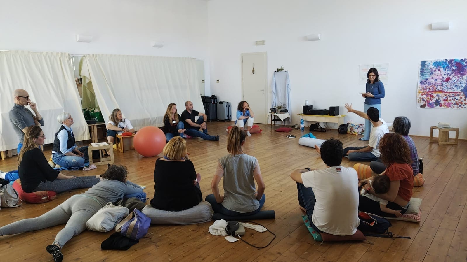 Un gruppo di adulti seduto in cerchio durante un incontro formativo