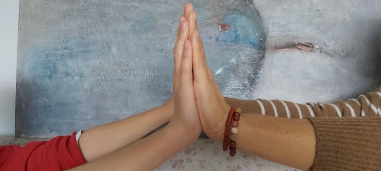 Le mani di un adulto e di un bambino unite, palmo contro palmo